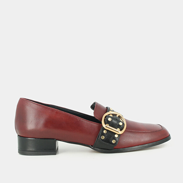 LOW-HEELED RED LEATHER