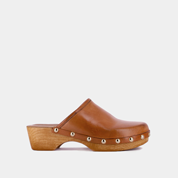 CLOGS WITH STUDS