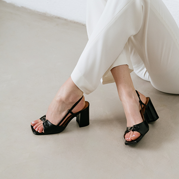 SANDALS WITH HEELS AND SQUARE TOES