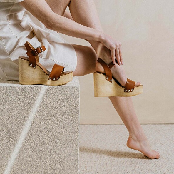 SANDALS WITH WEDGE HEELS AND SILVER DETAILS