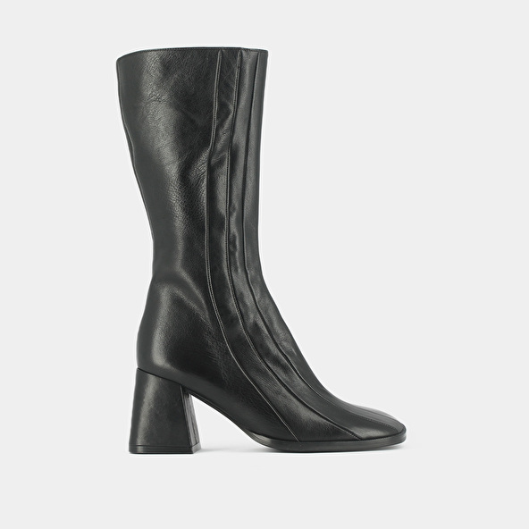 BOOTS WITH HEELS AND STITCHING