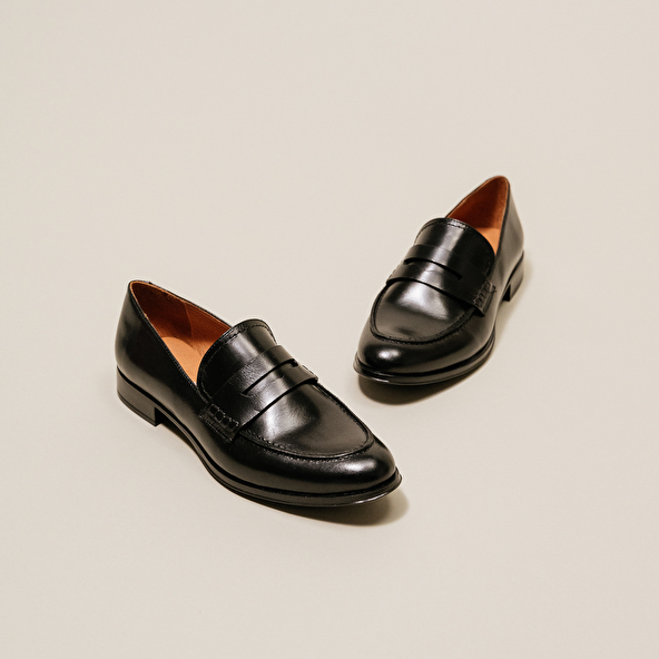 LOAFERS WITH ROUNDED TOE AND SMALL HEEL