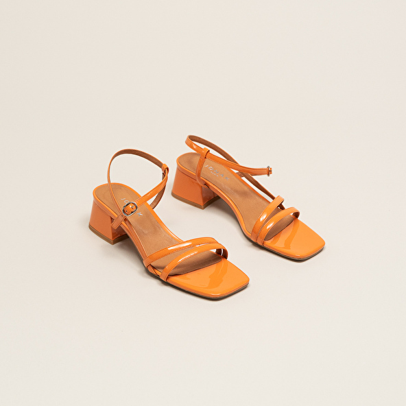 SANDALS WITH SMALL HEELS AND STRAPS