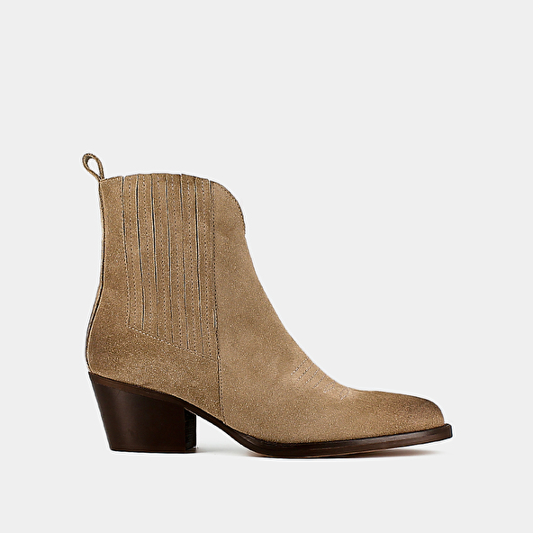 BOOTS WITH HEELS AND CLOSED TOES