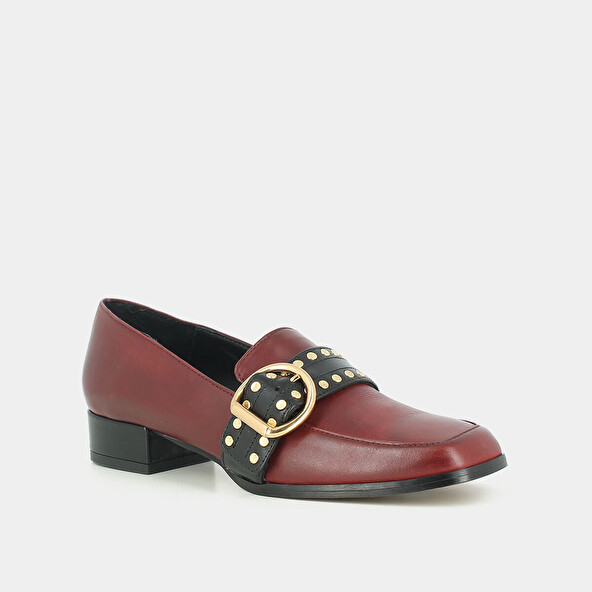 LOW-HEELED RED LEATHER