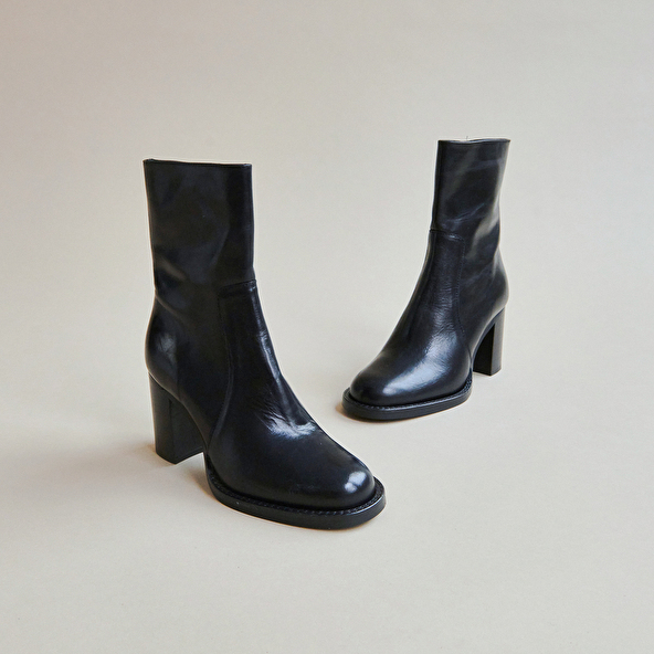 HEELED BOOTS WITH STITCHING