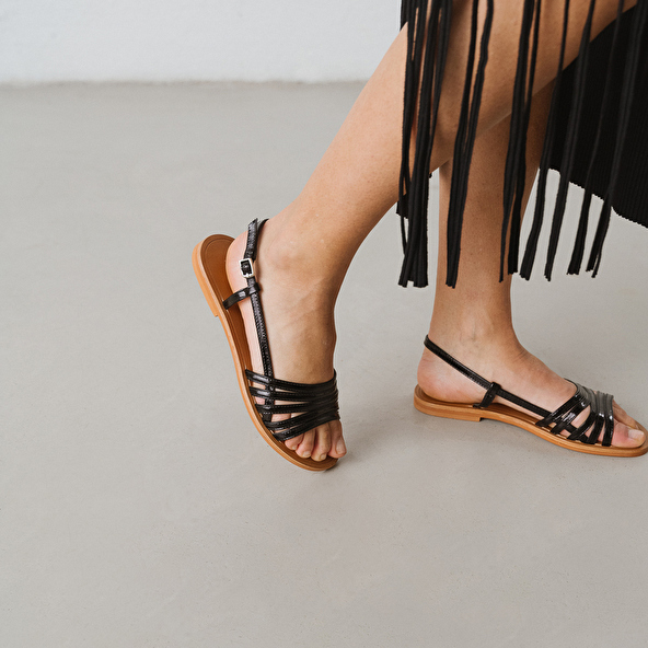 STRAPPY SANDALS WITH OPEN TOES