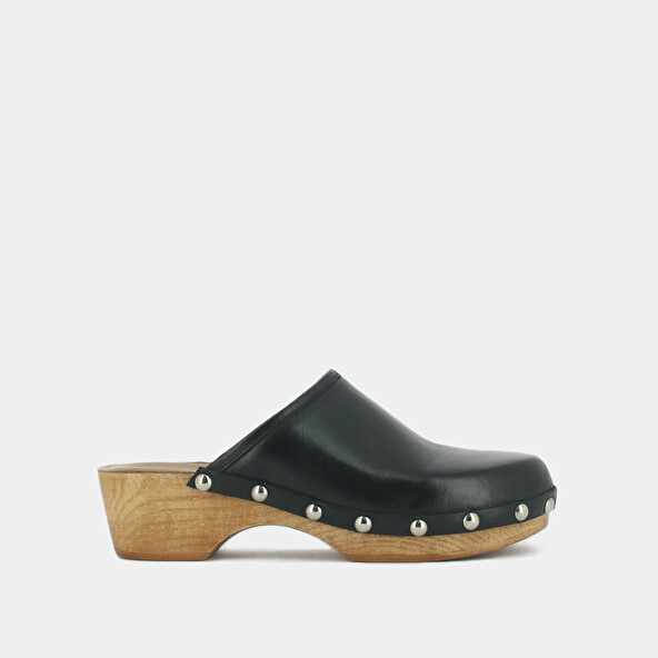 CLOGS WITH STUDS