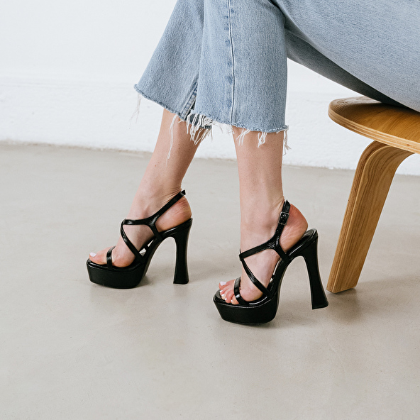 PLATFORM SANDALS WITH CROSSED STRAPS
