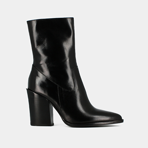 HEELED BOOTS WITH POINTED TOES