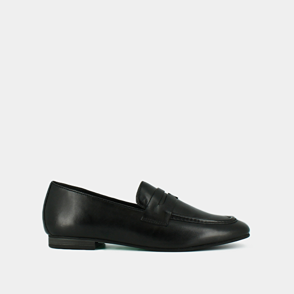LOAFERS WITH FLAT HEELS AND ROUND TOES