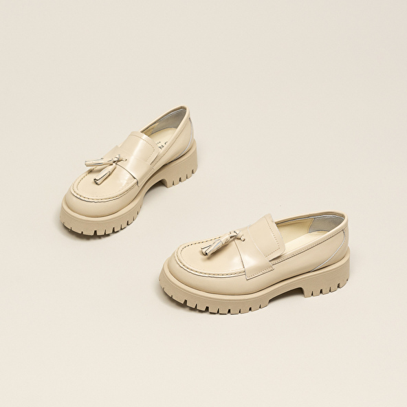 MOCCASINS WITH NOTCHED SOLES AND TASSEL