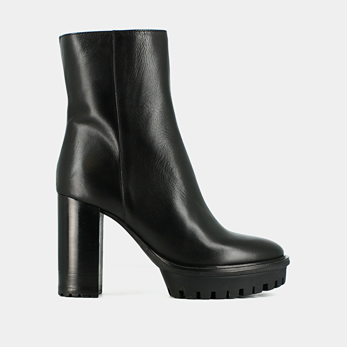 LOWBOOTS WITH HEELS AND NOTCHED SOLES