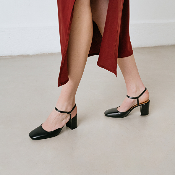 BABIES WITH SQUARE TOES AND STRAPS