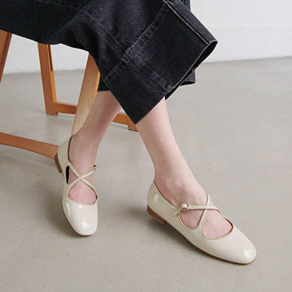 BALLET FLATS WITH CROSSED STRAPS