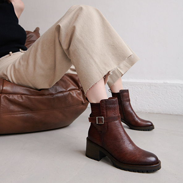 ROUND-TOE BUCKLE BOOTS