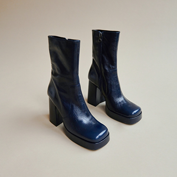 HIGH-HEELED BOOTS AND SQUARE TOES
