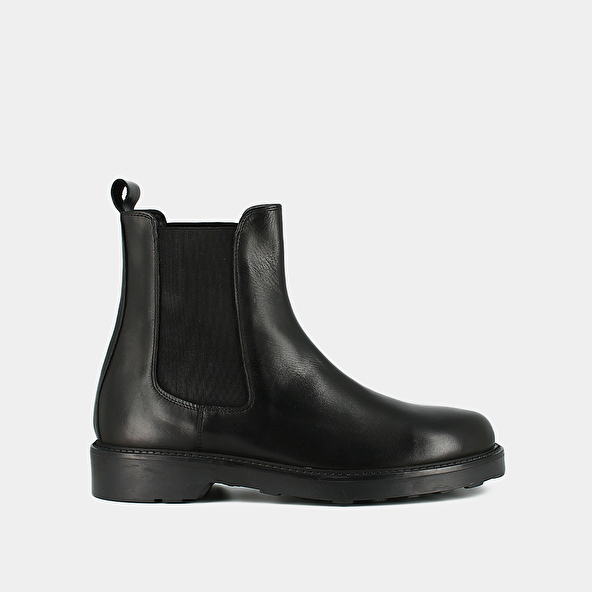 BOOTS WITH FLAT HEELS AND ROUND TOES