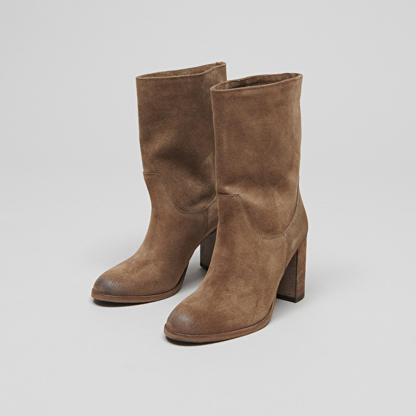 BOOTS WITH HEELS AND OVAL TOES