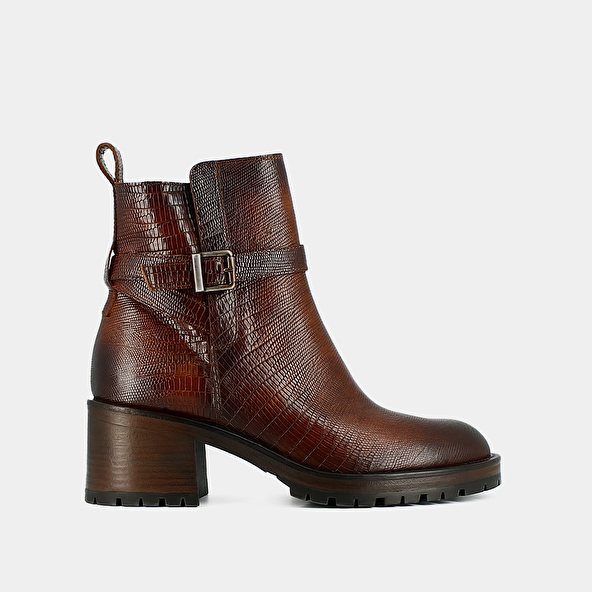 ROUND-TOE BUCKLE BOOTS