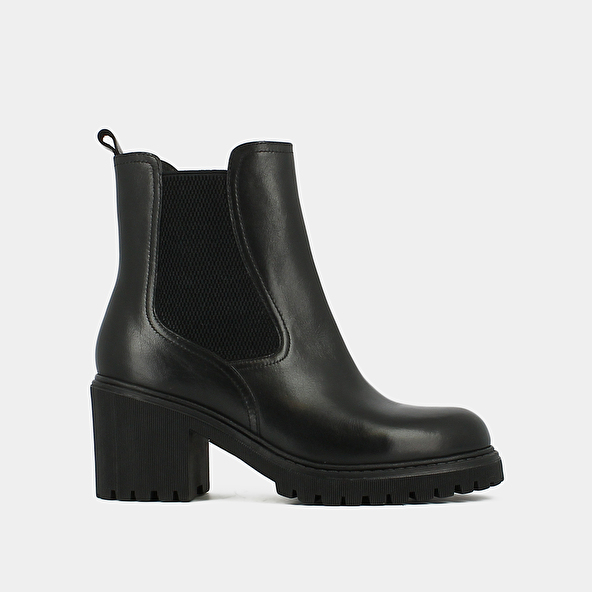 CHELSEA BOOTS WITH NOTCHED SOLES