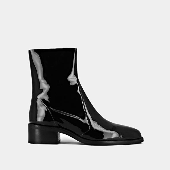 POINTED TOE BOOTS