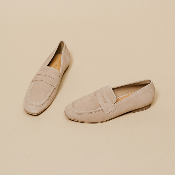 LOAFERS WITH FLAT HEELS AND ROUND TOES