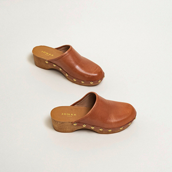 CLOGS WITH STUDS