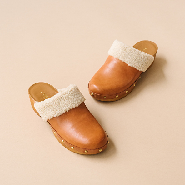 CLOGS WITH STUDS AND FUR