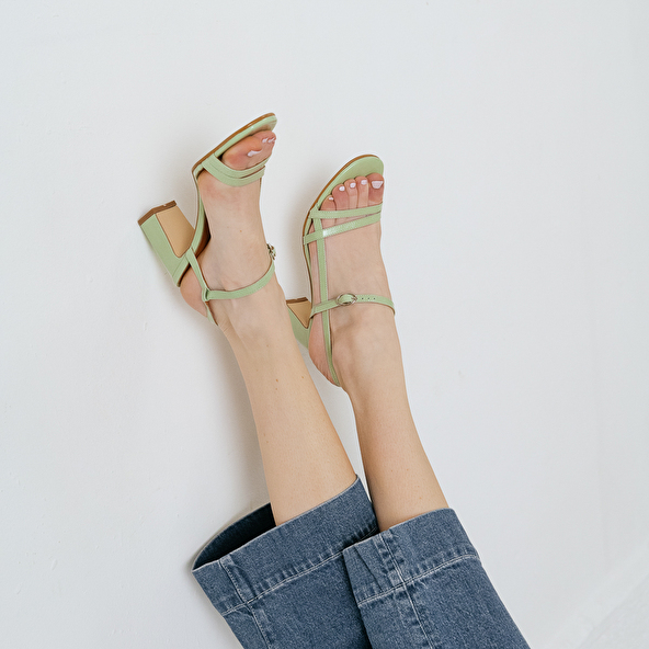 SANDALS WITH HEELS AND STRAPS