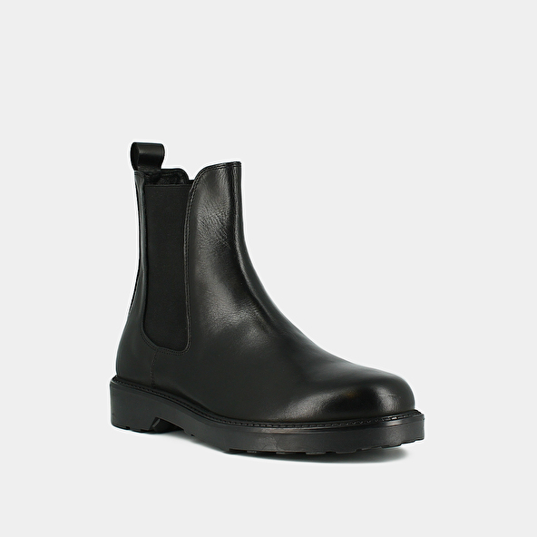 BOOTS WITH FLAT HEELS AND ROUND TOES