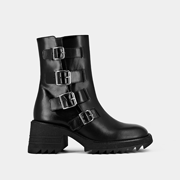 BOOTS WITH STRAPS AND NOTCHED SOLES