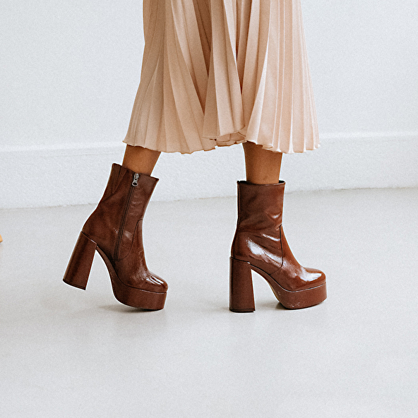 PLATFORM BOOTS WITH ROUND TOES