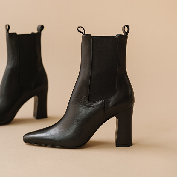 HEELED BOOTS, POINTED TOE AND ELASTIC
