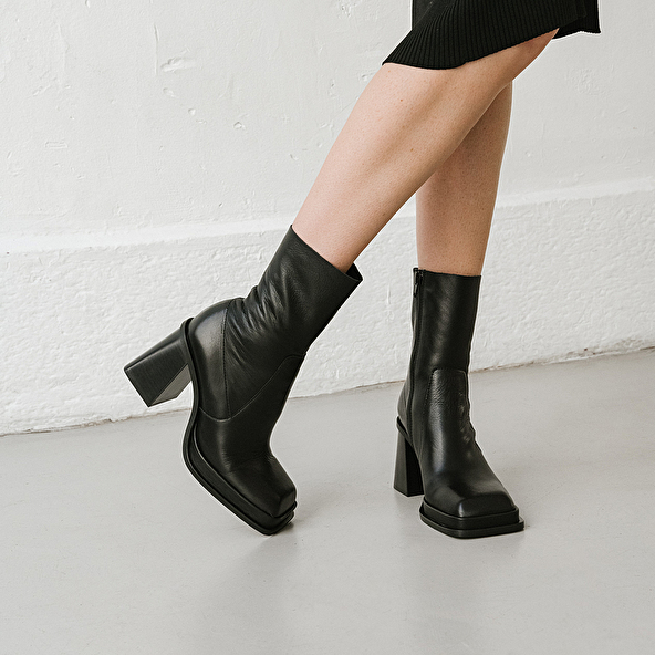 PLATFORM BOOTS WITH SQUARE TOE