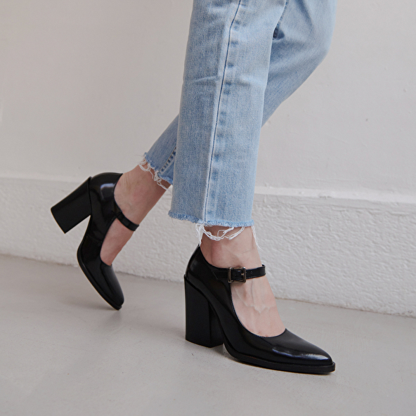 BABIES WITH HEELS AND POINTED TOES