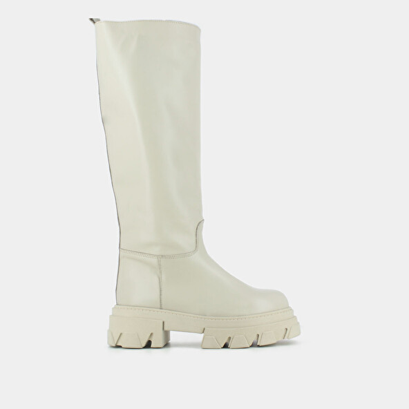 BOOTS WITH NOTCHED SOLES