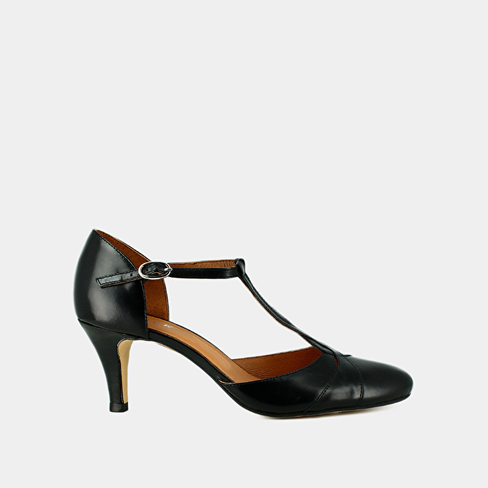 HEELED MARY JANES AND ADJUSTABLE BUCKLES