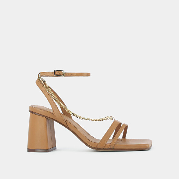 HEELED SANDALS WITH GOLD ANKLE CHAIN