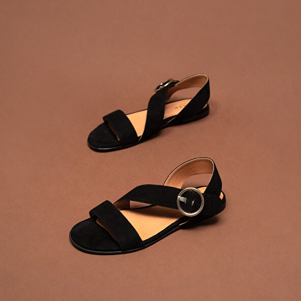 FLAT STRAPPY SANDALS