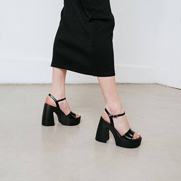 PLATFORM SANDALS WITH OPEN TOES