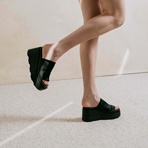 OPEN TOE MULES WITH NOTCHED SOLES