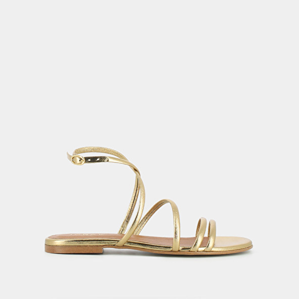 FLAT STRAPPY SANDALS AND STRAPS
