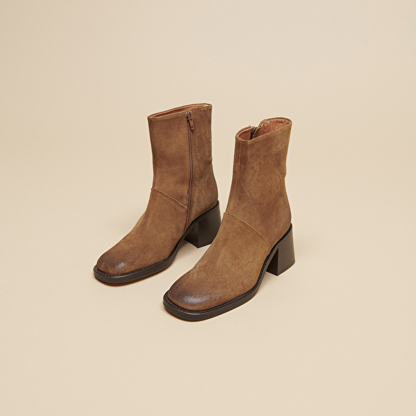 BOOTS WITH SQUARE ENDS AND VISIBLE STITCHING