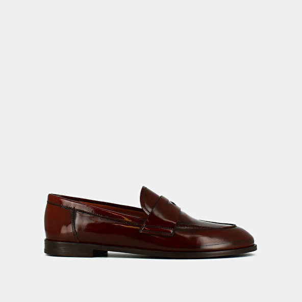ROUND-TOED LOAFERS