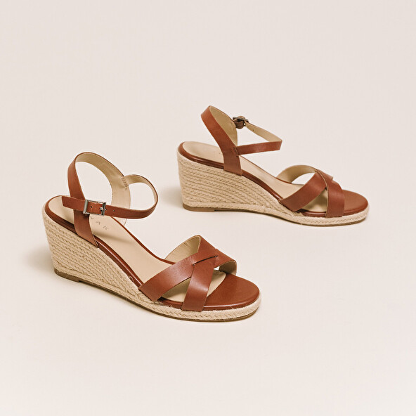 BROWN-COLOURED LEATHER SANDALS