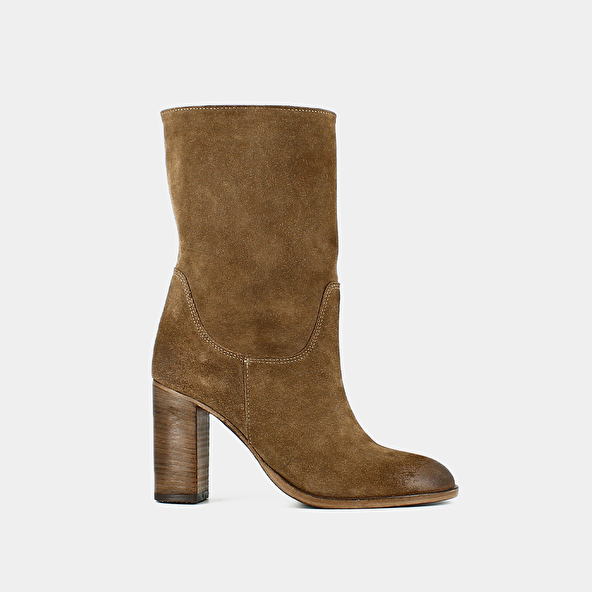 BOOTS WITH HEELS AND OVAL TOES