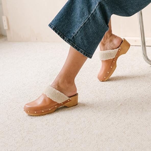 CLOGS WITH STUDS AND FUR
