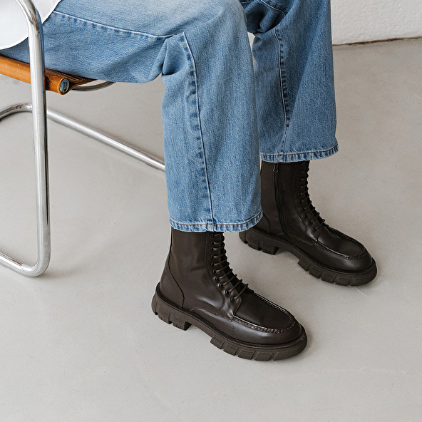 BOOTS WITH LACES AND THICK SOLES