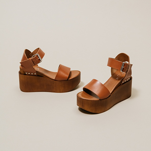 SANDALS WITH WEDGE HEELS AND SILVER DETAILS